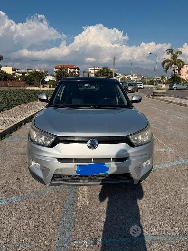 Usata Ssangyong (KGM) Tivoli 128 CV (94 kW) 2015 Grigio SUV