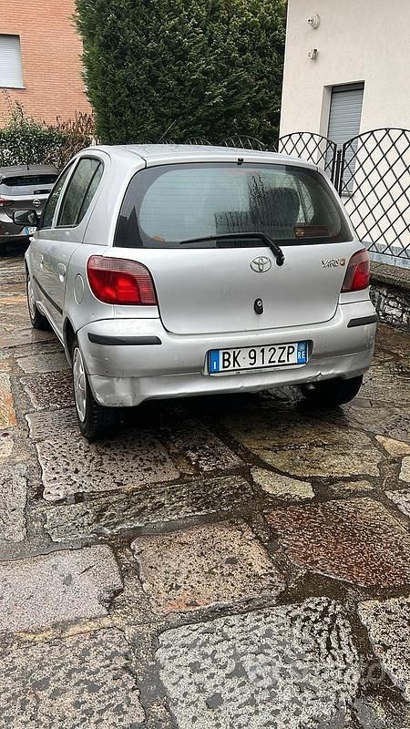 Usata Toyota Yaris 68 CV (50 kW) 2000 Grigio Utilitaria