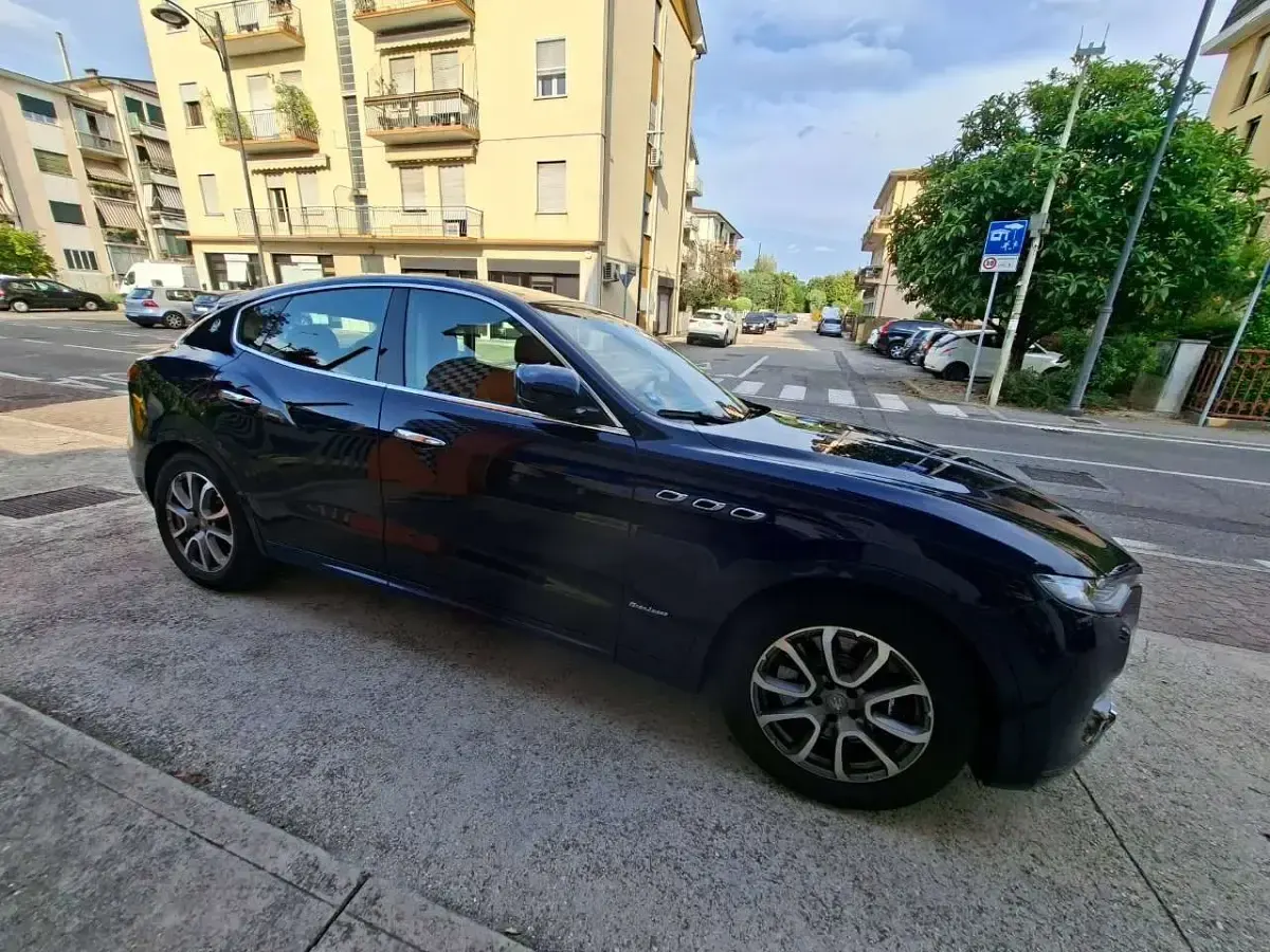 Usata Maserati Levante GranLusso 250 CV (183 kW) 2018 Blu/azzurro SUV