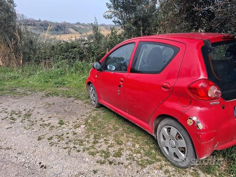 Gebraucht Toyota Aygo 54 PS (39 kW) 2007 Rot Kleinwagen