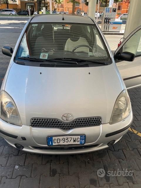 Usata Toyota Yaris 87 CV (63 kW) 2002 Grigio Utilitaria
