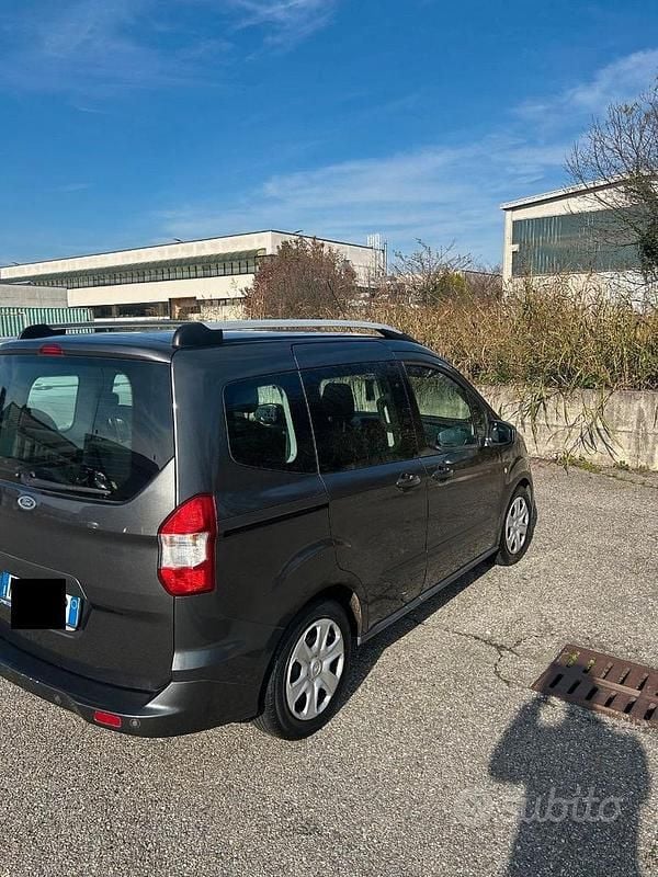 Usata Ford Tourneo Courier 100 CV (73 kW) 2019 Grigio Monovolume