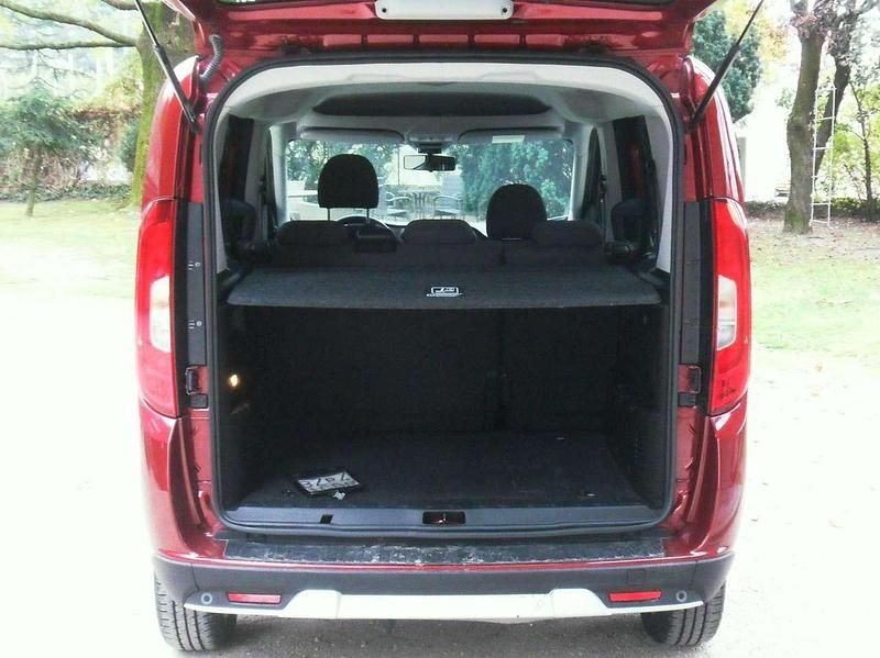 Usata Fiat Doblò Trekking 120 CV (88 kW) 2018 Rosso Monovolume