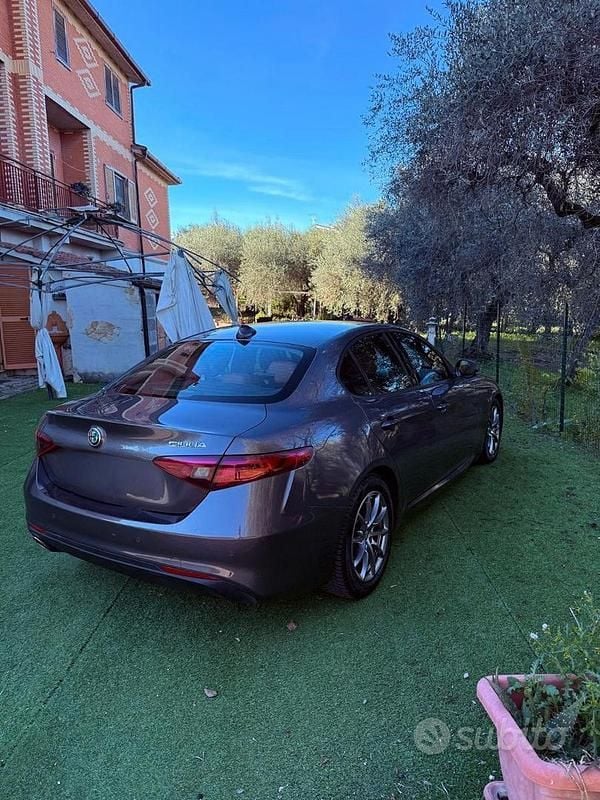 Usata Alfa Romeo Giulia 150 CV (110 kW) 2016 Grigio Berlina