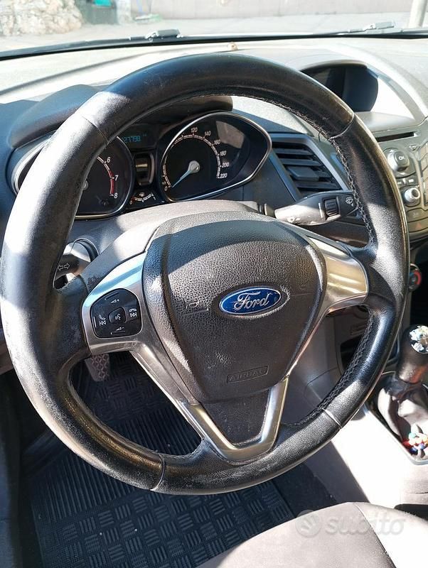 Second-hand Ford Fiesta 92 CP (67 kW) 2015 Alb Hatchback