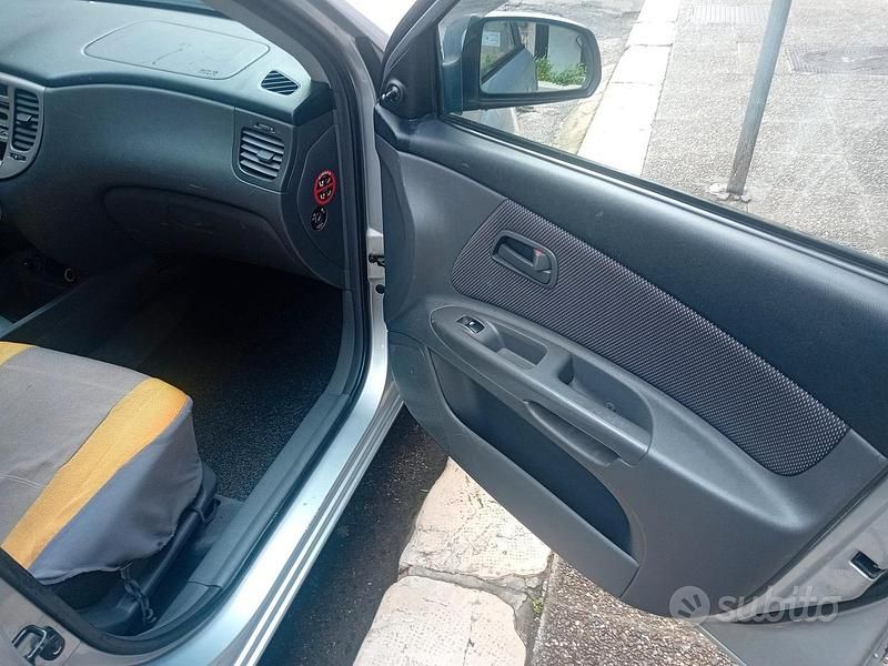 Usata Kia Rio 110 CV (80 kW) 2006 Grigio Utilitaria