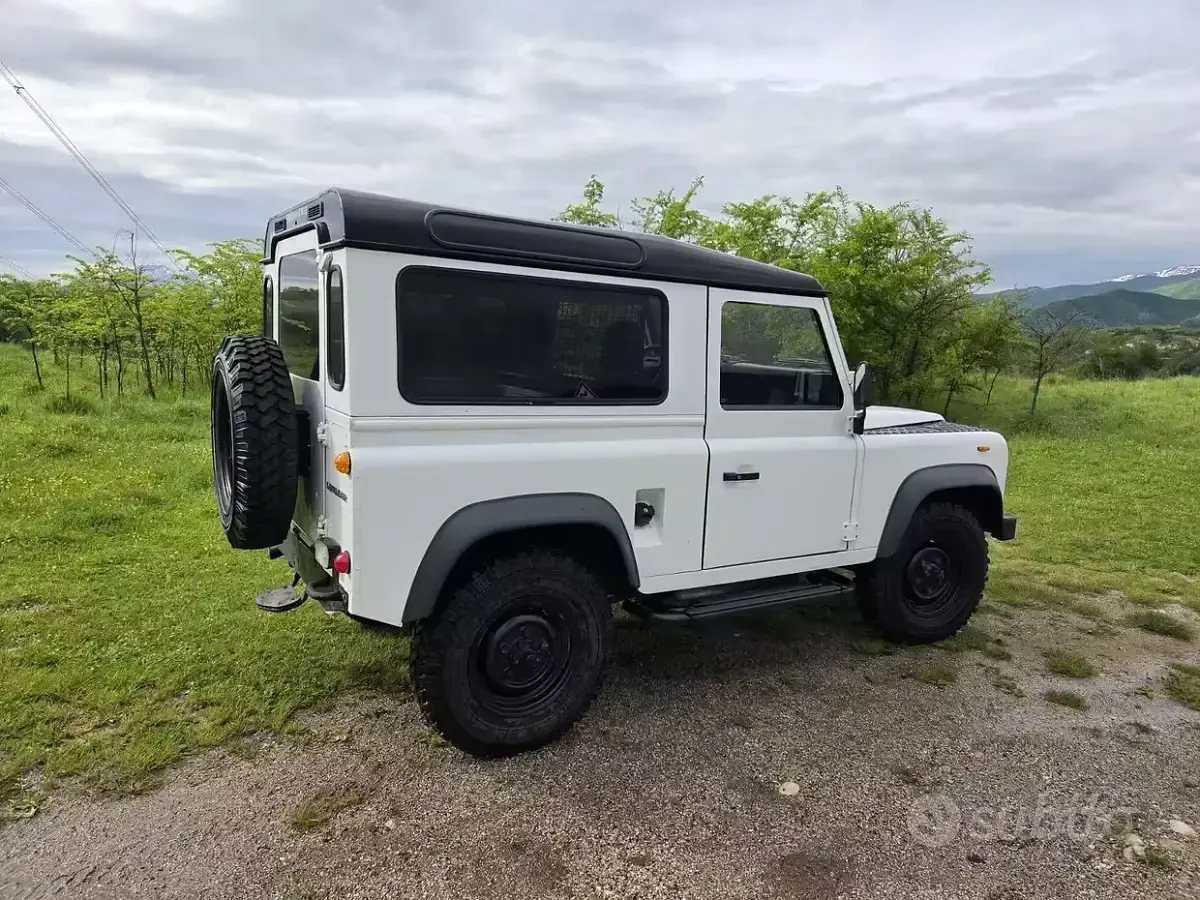 Usata Land Rover Defender 86 CV (63 kW) 1989 Bianco SUV