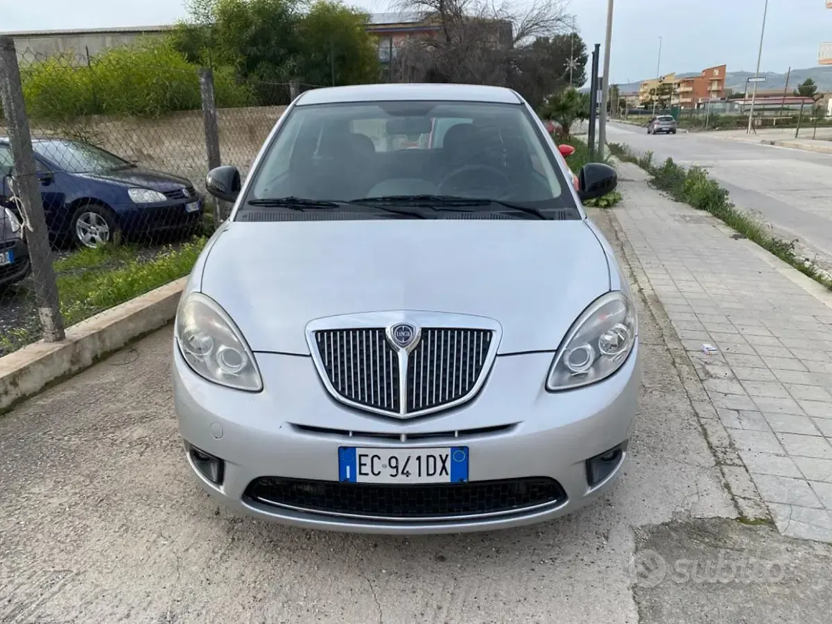 Usado Lancia Ypsilon 69 HP (50 kW) 2011 Cinzento Citadino