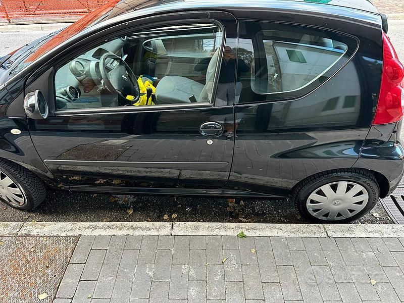 Usata Peugeot 107 68 CV (50 kW) 2006 Nero Utilitaria