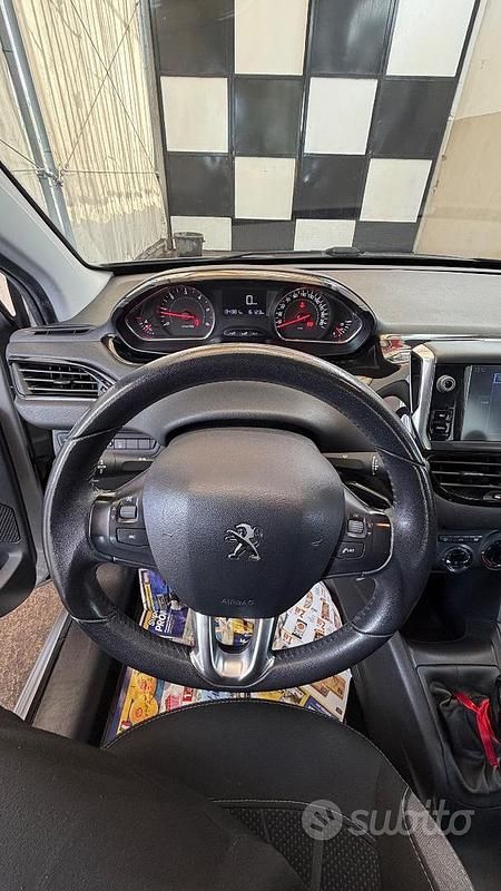 Usata Peugeot 208 68 CV (50 kW) 2015 Grigio Utilitaria