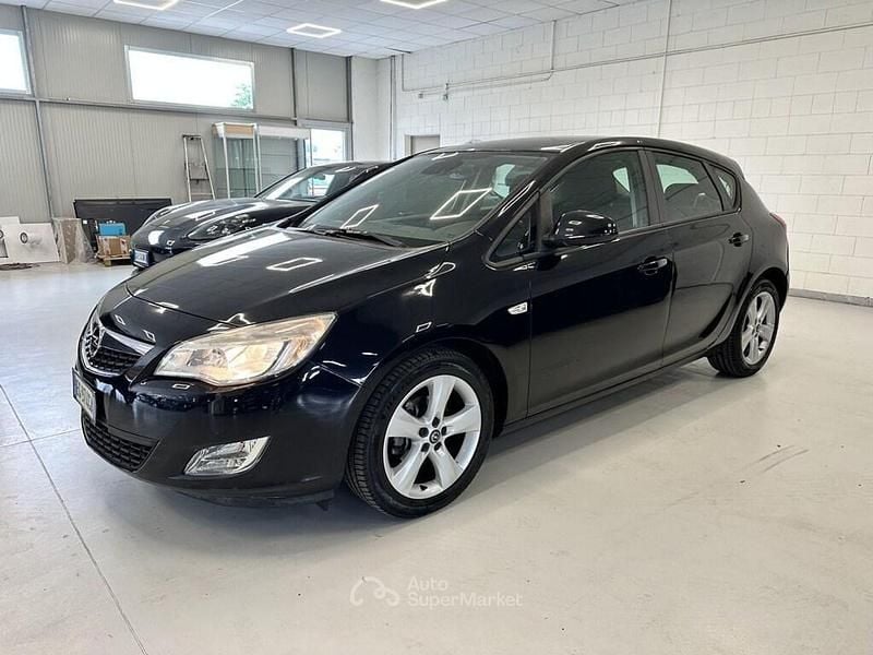 Usata Opel Astra Cosmo 116 CV (85 kW) 2011 Nero Berlina