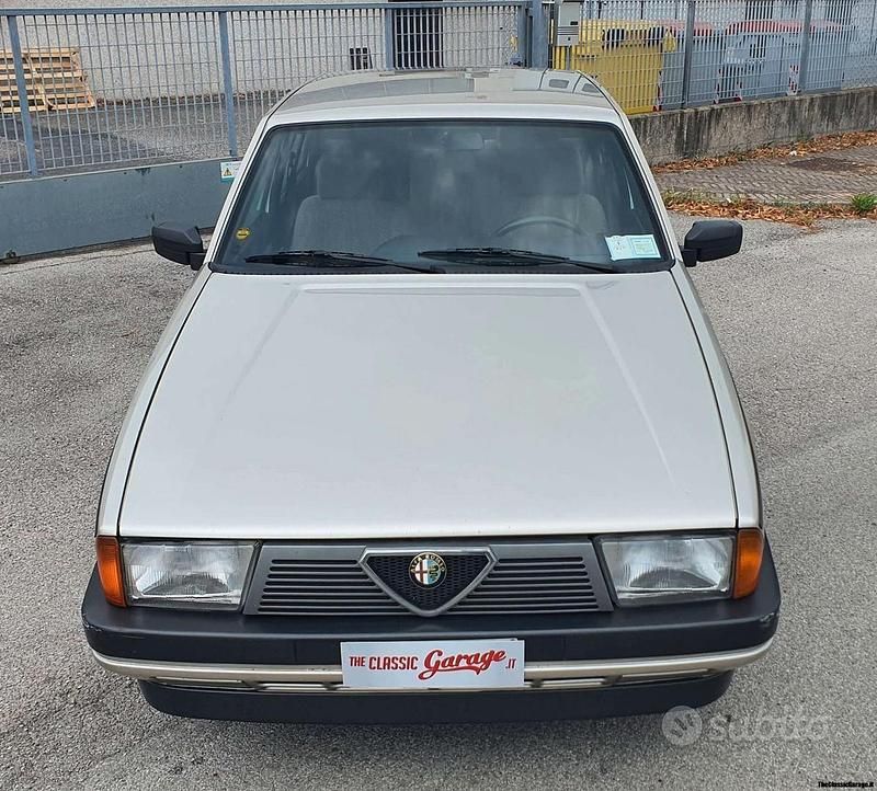 Usata Alfa Romeo 75 110 CV (80 kW) 1986 Grigio Berlina