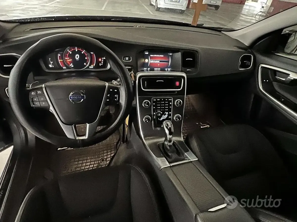 Usata Volvo V60 190 CV (139 kW) 2016 Nero Station wagon