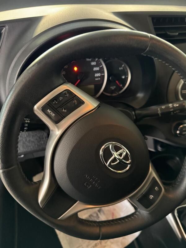 Usata Toyota Yaris Lounge 90 CV (66 kW) 2014 Bianco Berlina