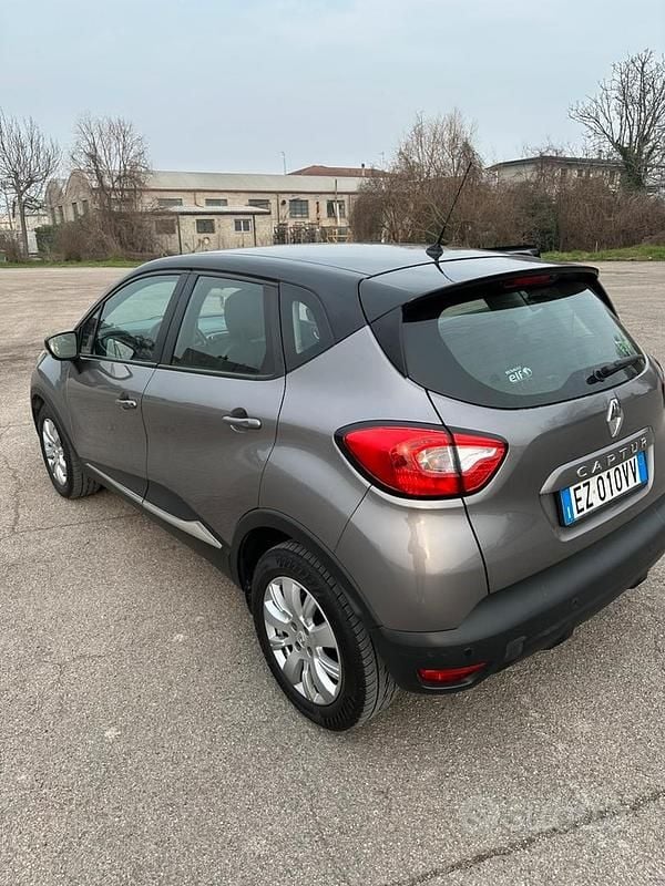 Usata Renault Captur 110 CV (80 kW) 2015 Grigio SUV