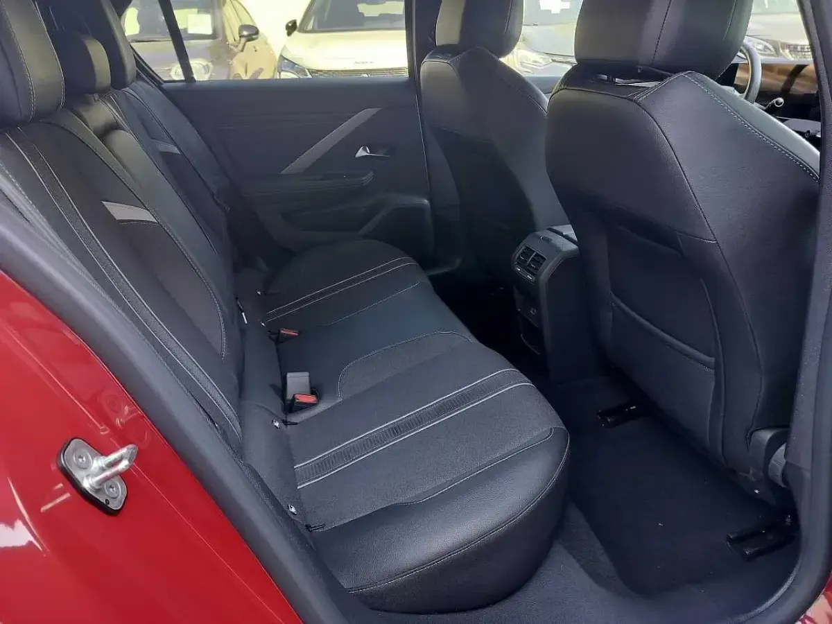 Usata Opel Astra 130 CV (95 kW) 2025 Rosso Utilitaria