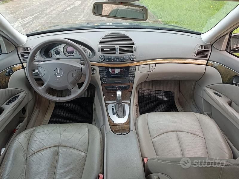 Usata Mercedes E240 169 CV (124 kW) 2002 Nero Berlina
