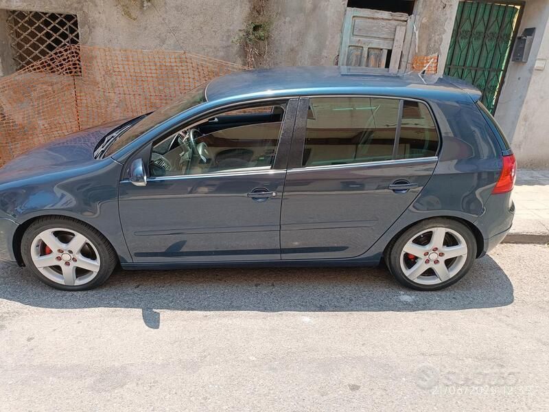 Usata VW Golf V 140 CV (102 kW) 2007 Blu Utilitaria