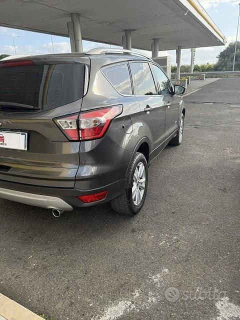 Usado Ford Kuga Titanium 150 CV (110 kW) 2018 Gris SUV