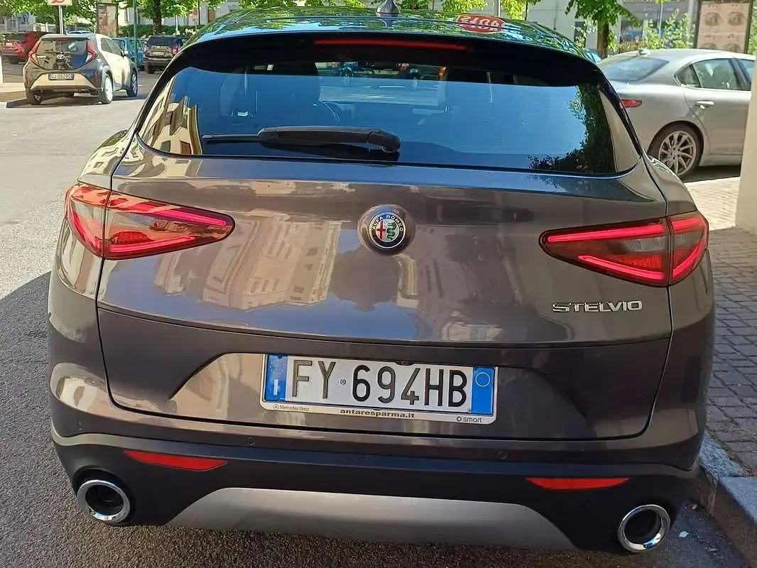 Usado Alfa Romeo Stelvio Executive 190 CV (139 kW) 2019 Gris SUV