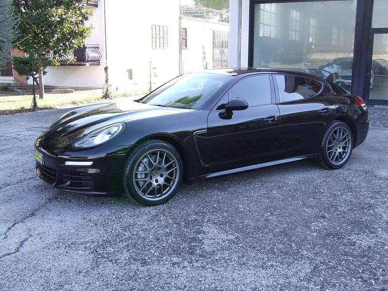 Usata Porsche Panamera 250 CV (183 kW) 2013 Nero pastello Utilitaria