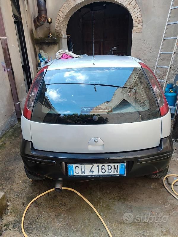 Usata Opel Corsa 69 CV (50 kW) 2005 Grigio Utilitaria