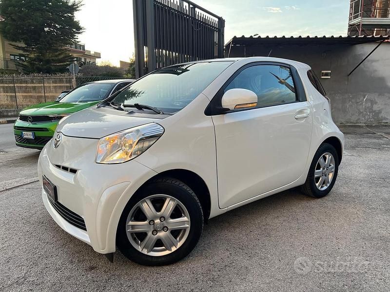 Begagnad Toyota iQ Sol 68 HK (50 kW) 2012 Vit Halvkombi