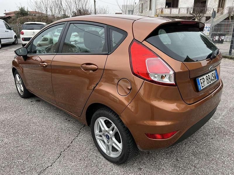 Usata Ford Fiesta Ambiente 75 CV (55 kW) 2013 Arancione Utilitaria
