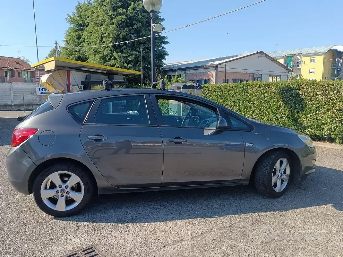 Käytetty Opel Astra 110 HP (80 kW) 2011 Harmaa Sedan