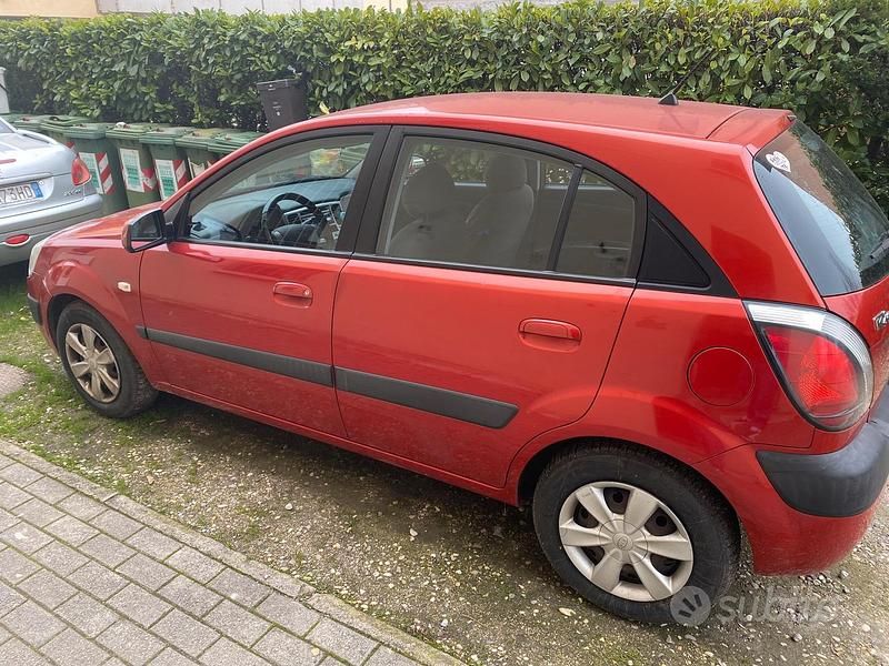 Usata Kia Rio EX 97 CV (71 kW) 2006 Rosso Berlina