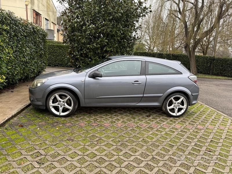 Usata Opel Astra GTC 90 CV (66 kW) 2008 Coupé