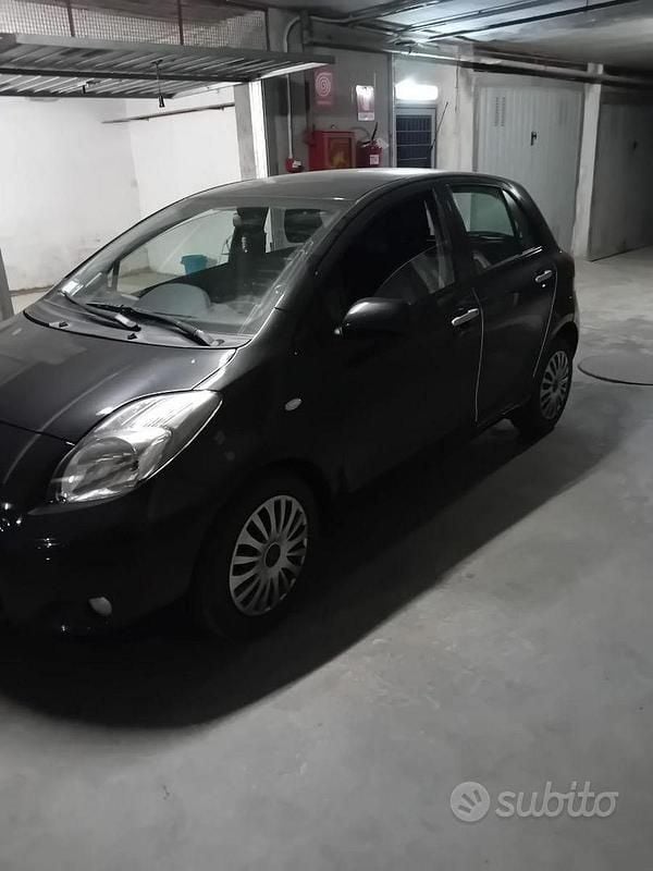 Usata Toyota Yaris Sol 90 CV (66 kW) 2010 Nero Utilitaria