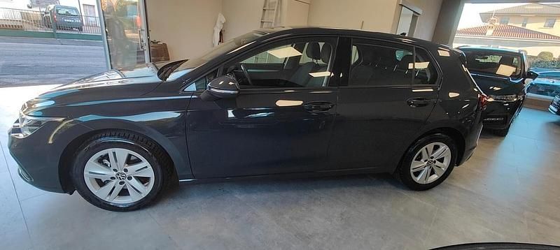 Usata VW Golf VIII Life 130 CV (95 kW) 2021 Grigio Berlina