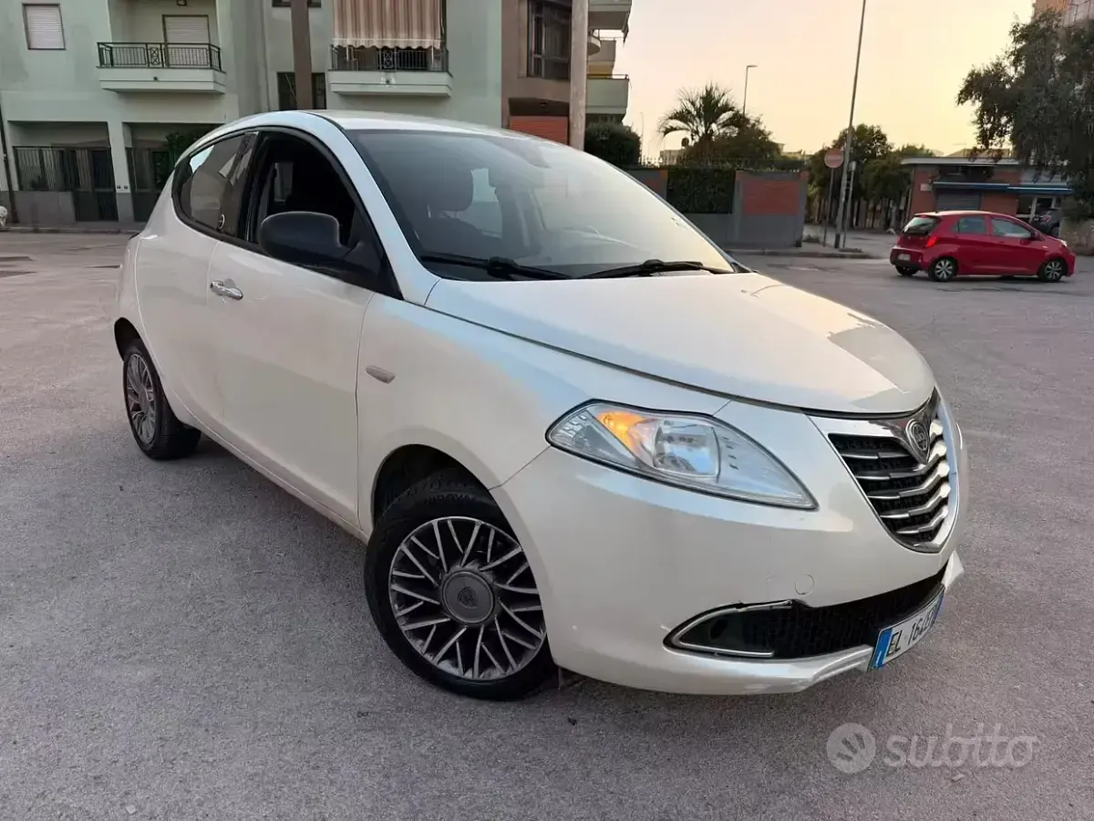 Usata Lancia Ypsilon Gold 69 CV (50 kW) 2013 Bianco Utilitaria
