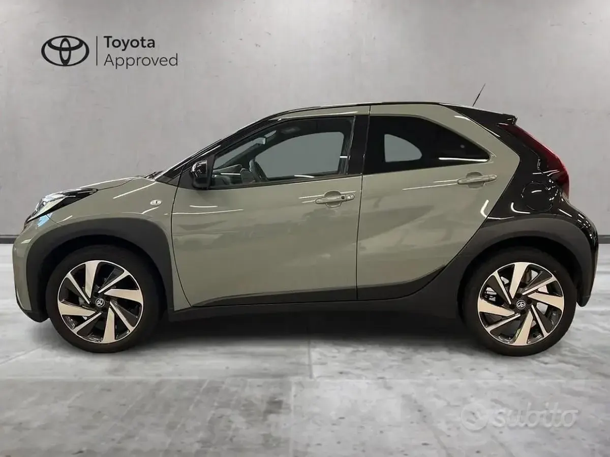Usata Toyota Aygo X Lounge 72 CV (52 kW) 2025 Verde SUV