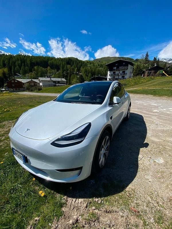 Bianco Usata 2024 Tesla Model Y RWD SUV | 36.000 € (Buon prezzo) - Immagine 1/4