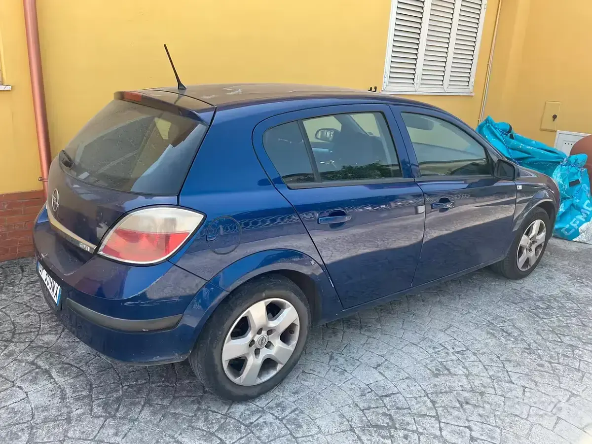 Usata Opel Astra 90 CV (66 kW) 2007 Bluazzurro Berlina