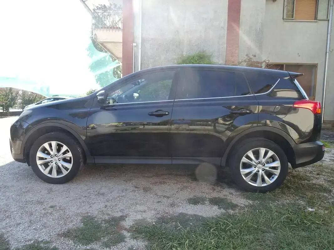 Usata Toyota RAV4 Lounge 150 CV (110 kW) 2013 Nero SUV
