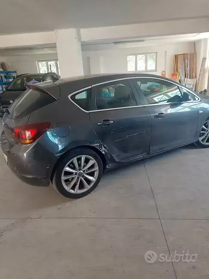 Usata Opel Astra 60 CV (44 kW) 2011 Grigio Berlina