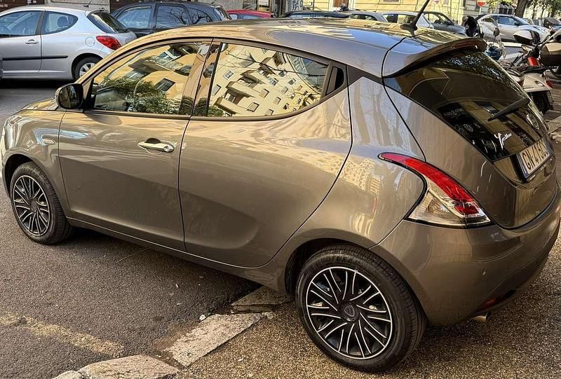 Usata Lancia Ypsilon Gold 71 CV (52 kW) 2023 Grigio pietra metallizzato Utilitaria