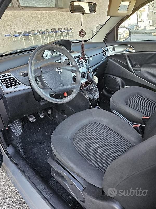 Usata Lancia Ypsilon 60 CV (44 kW) 2011 Grigio Utilitaria