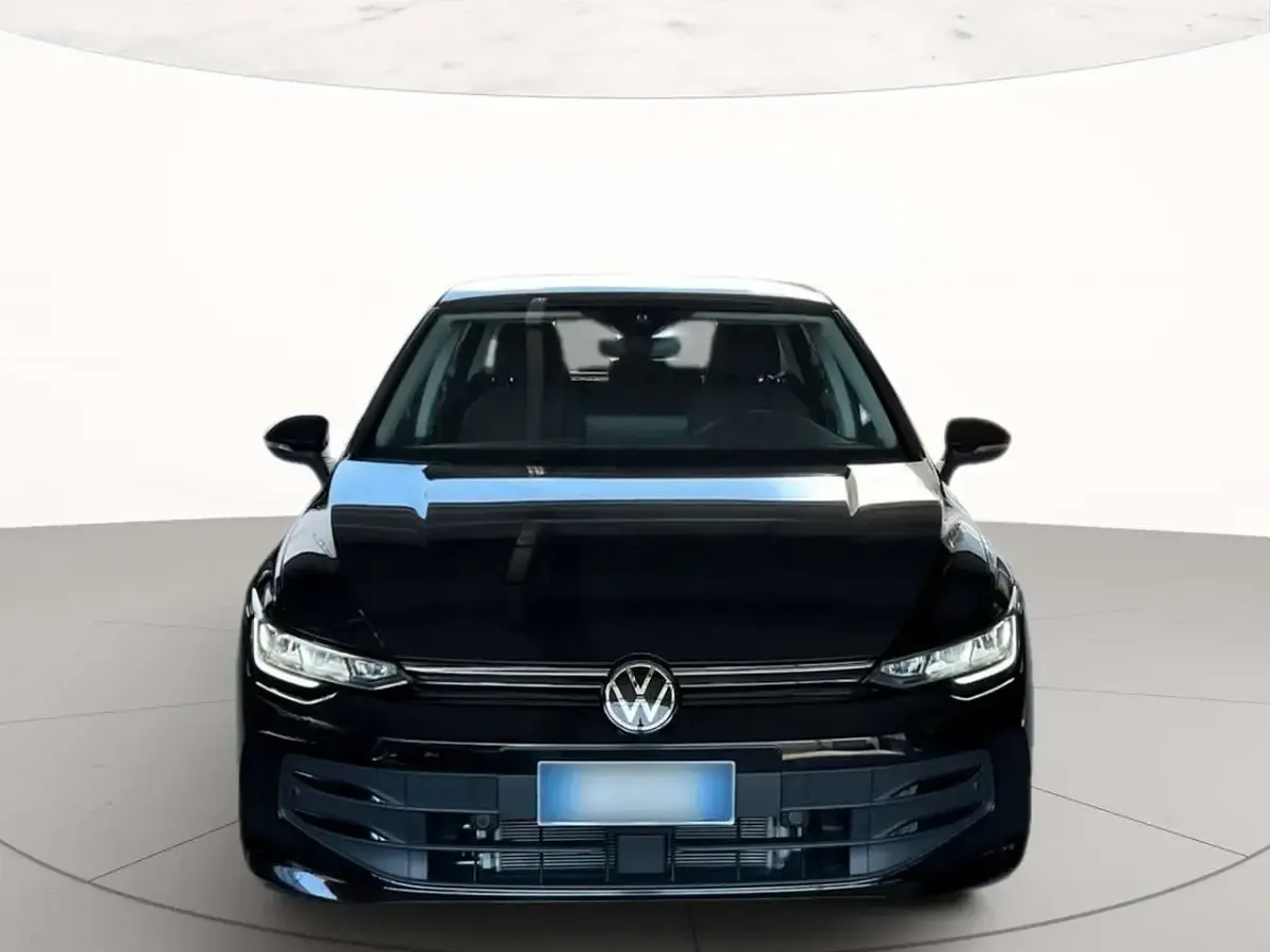 Usata VW Golf VIII Life 116 CV (85 kW) 2025 Grenadill black metallizzato Berlina