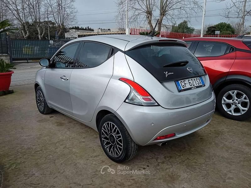 Usata Lancia Ypsilon 69 CV (50 kW) 2021 Argento Utilitaria