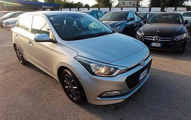 Usata Hyundai i20 73 CV (53 kW) 2018 Argento Berlina