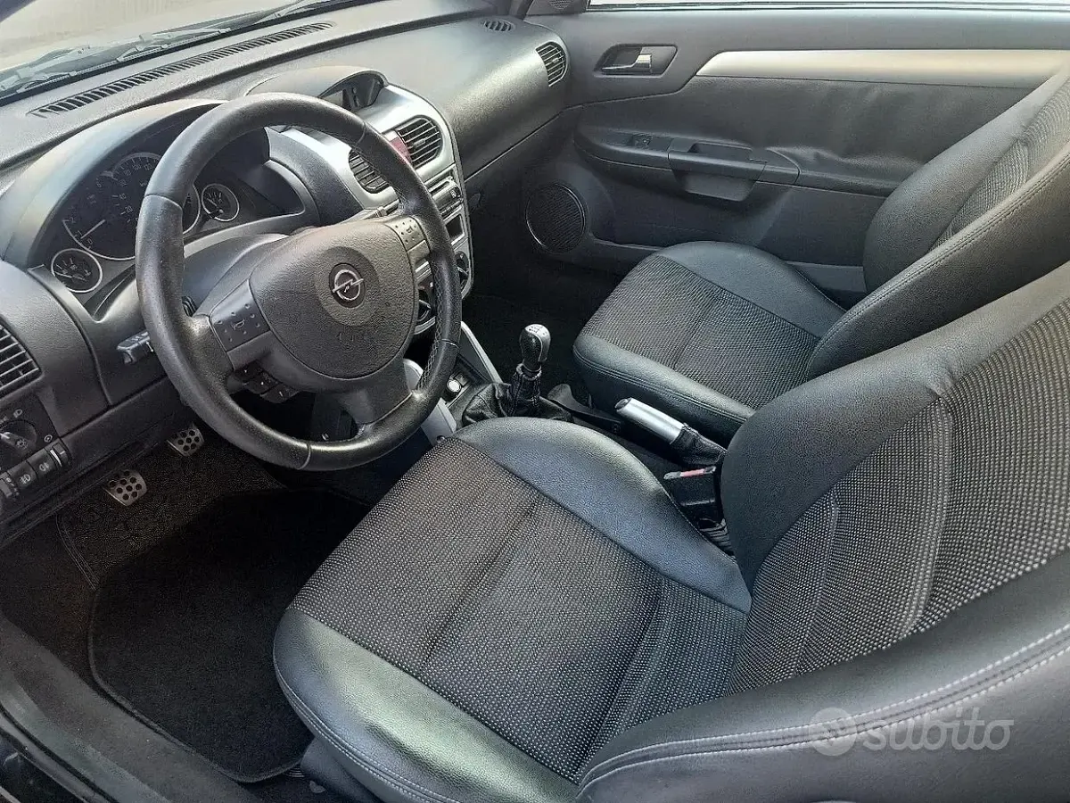 Usata Opel Tigra 69 CV (50 kW) 2006 Nero Cabrio
