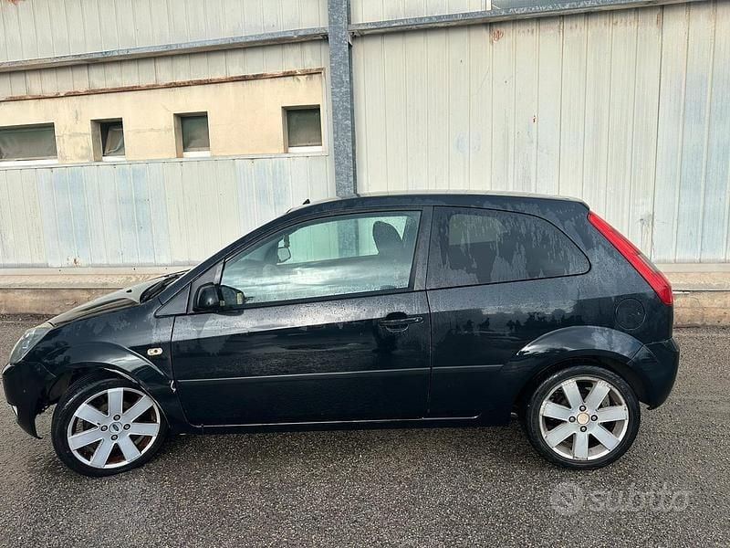Usata Ford Fiesta 80 CV (58 kW) 2002 Nero Berlina