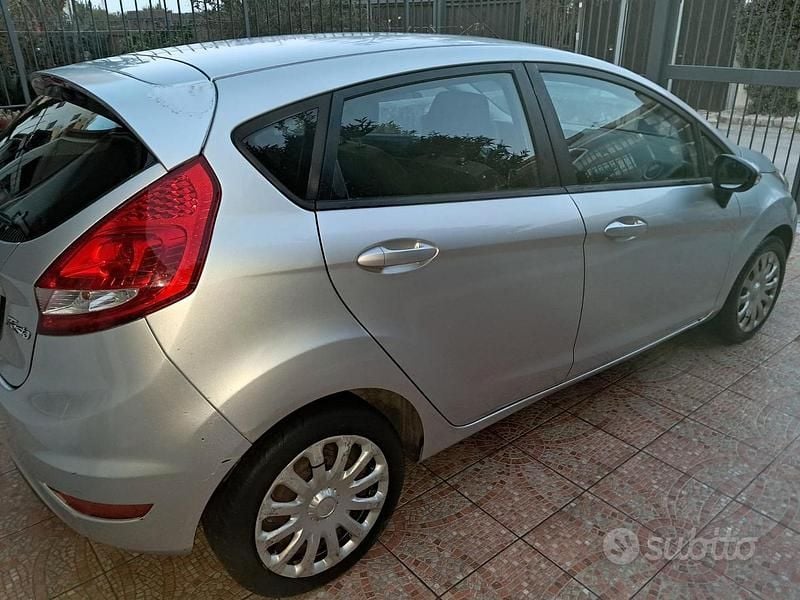Usata Ford Fiesta 96 CV (70 kW) 2010 Grigio Utilitaria