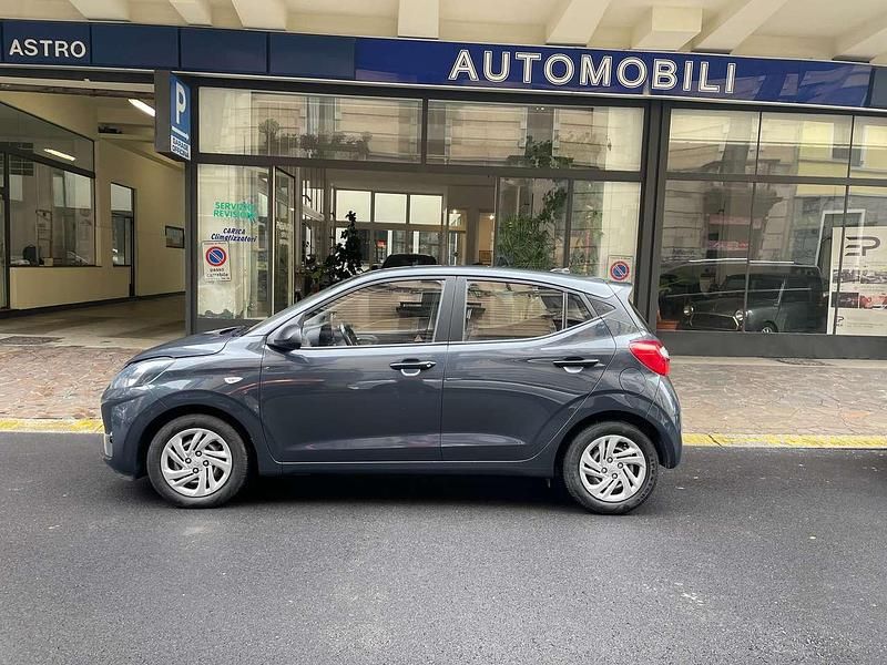 Grigio Usata 2022 Hyundai i10 Advanced Due volumi | 11.500 € (Buon prezzo) - Immagine 1/4