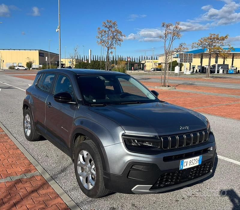 Grigio Usata 2024 Jeep Avenger SUV | 22.500 € (Buon prezzo) - Immagine 1/4