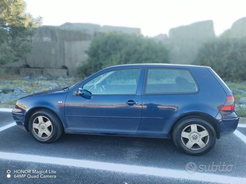 Blu Usata 1998 VW Golf IV Tre volumi | 2500 € (Buon prezzo) - Immagine 1/4